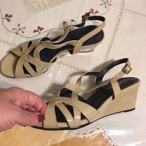 10M size tan color wedged shoe